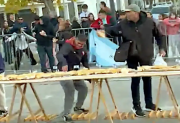 Increíble: vecinos saquearon un sándwich gigante de matambre a la pizza