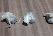 Tres alumnos fueron suspendidos de la escuela a la que asisten al descubrirse que tenían bagullos con droga