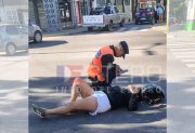Fuerte choque en pleno centro dejó a una mujer hospitalizada