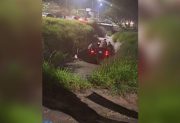 Un automóvil terminó dentro de la acequia de Solís y Lugones tras un violento vuelco