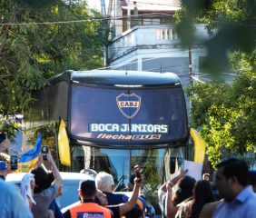 Boca llegó a Santiago del Estero y fue recibido por una multitud de hinchas