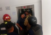 Rescatan a tres menores que quedaron atrapados en el ascensor de un colegio