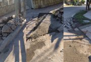 Vecino del B° Autonomía denunció que por arreglar una calle, le hicieron destrozos hasta en su vereda
