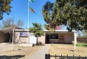 A la comisaría, con mamá: un menor daño el vidrio de una garita policial y fue atrapado