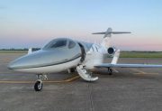 Ponen a la venta el jet que usó Adorni para viajar a Punta del Este y ocultan su matrícula