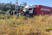Violento choque entre camiones en la Ruta 34: un chofer quedó atrapado