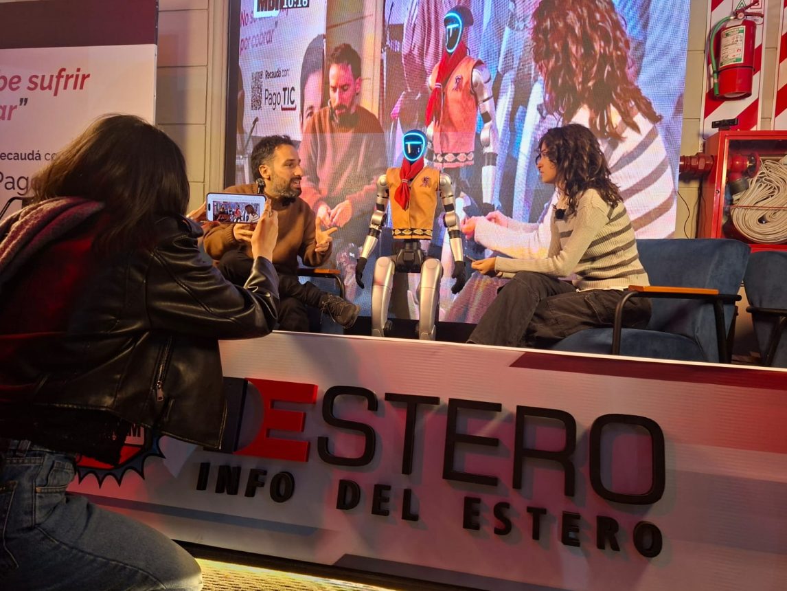 “Edu”, el robot revelación del Smart City visitó el stand de Info del Estero
