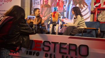 “Edu”, el robot revelación del Smart City visitó el stand de Info del Estero