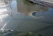 Preocupa el derrame de líquidos cloacales en calles Garibaldi y Alsina