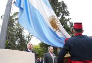 FOTOS. El gobernador encabezó el tradicional izamiento patrio en la plaza Libertad