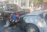 Un patrullero fue impactado de atrás mientras esperaba el semáforo sobre avenida Belgrano