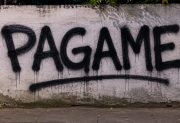 Inquietante amenaza: rompieron la puerta de ingreso a una vivienda y le escribieron “Pagame” en una pared