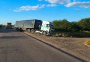 Un camionero terminó en la banquina tras evitar chocar con otro transporte
