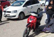 Incidentes en La Banda por un fuerte choque entre un auto y una moto