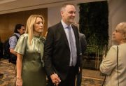 Denuncian que Adorni y su esposa usaban la custodia oficial de “remis” para compras y trasladar a su empleada doméstica