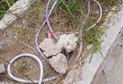 Peligro en la Costanera Norte Maradona: denuncian cables pelados y expuestos a metros de donde juegan niños