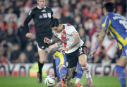 Preocupación en River: Driussi salió lesionado entre lágrimas tras una dura infracción