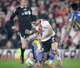 Preocupación en River: Driussi salió lesionado entre lágrimas tras una dura infracción