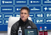 Guillermo Barros Schelotto se mostró molesto por una pregunta luego de la eliminación de Vélez