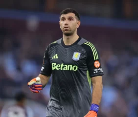 Liverpool apunta al Dibu Martínez para reemplazar a Alisson