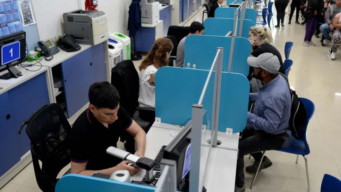 Empleo público: Santiago del Estero se ubica entre las provincias con menor incidencia  La Fundación ECOSUR difundió un informe sobre la incidencia del empleo público en el país, donde ubicó a Santiago del Estero en un nivel promedio entre el resto de las provincias. De acuerdo al registró hay 51 empleados públicos cada 1.000 habitantes. La Secretaría de Estado de Gestión Económica de Santiago del Estero, señala que el nivel es “prácticamente igual al promedio de las provincias argentinas, que se ubica en 50 cada 1.000 habitantes”. Mientras que, el gasto en personal por habitante se mantiene en niveles moderados respecto del conjunto de provincias: $0,9 millones per cápita, por debajo del promedio provincial que es de $1,2 millones.  “Estos indicadores reflejan una administración responsable de los recursos públicos, orientada a sostener el funcionamiento del Estado, cuidar el equilibrio fiscal y garantizar la prestación de servicios a la ciudadanía”, destacaron desde el organismo local mencionado.