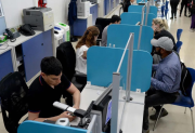 Empleo público: Santiago del Estero se ubica entre las provincias con menor incidencia  La Fundación ECOSUR difundió un informe sobre la incidencia del empleo público en el país, donde ubicó a Santiago del Estero en un nivel promedio entre el resto de las provincias. De acuerdo al registró hay 51 empleados públicos cada 1.000 habitantes. La Secretaría de Estado de Gestión Económica de Santiago del Estero, señala que el nivel es “prácticamente igual al promedio de las provincias argentinas, que se ubica en 50 cada 1.000 habitantes”. Mientras que, el gasto en personal por habitante se mantiene en niveles moderados respecto del conjunto de provincias: $0,9 millones per cápita, por debajo del promedio provincial que es de $1,2 millones.  “Estos indicadores reflejan una administración responsable de los recursos públicos, orientada a sostener el funcionamiento del Estado, cuidar el equilibrio fiscal y garantizar la prestación de servicios a la ciudadanía”, destacaron desde el organismo local mencionado.