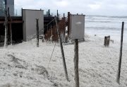 FOTOS: La espuma marina cubrió las playas de Quequén y dejó una postal que parecía nevada