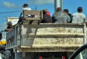 Grabaron a trabajadores municipales viajando “como ganado” en un camión y apuntan contra un intendente