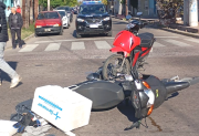 Tres heridos tras un violento choque de motos en Avenida Belgrano y Maipú