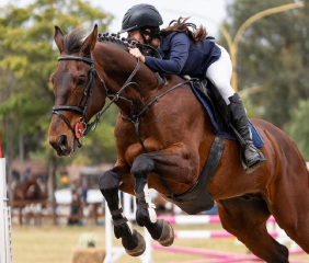 Priscilla Scrimini Churrut se lució en el Regional de Saltos Hípicos con un título y un subcampeonato