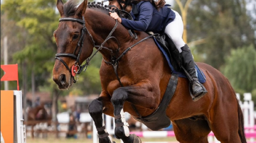 Priscila Scrimini se lució en el Regional de Saltos Hípicos con un título y un subcampeonato