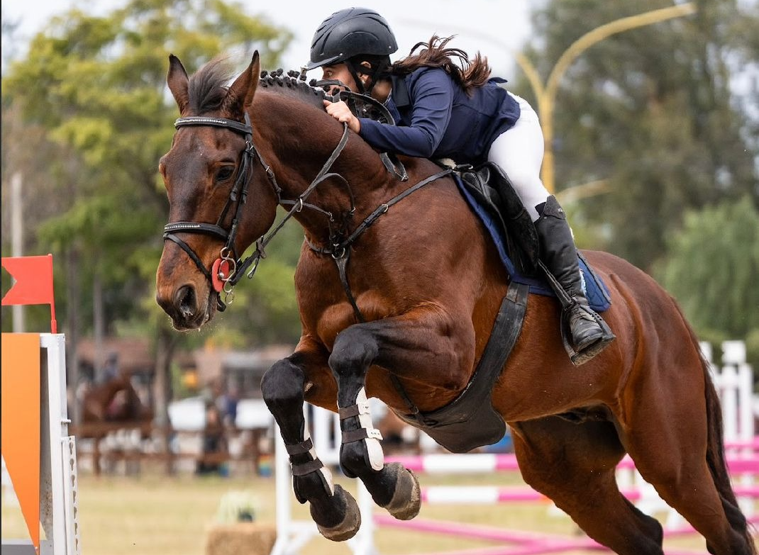 Priscila Scrimini se lució en el Regional de Saltos Hípicos con un título y un subcampeonato
