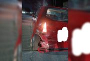 Buscan al conductor de un Cronos gris que chocó un auto estacionado y escapó