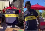 Hermoso y ¿errado gesto?: Esteban recibió de regalo una camiseta de Boca con firmas de Zeballos y Paredes