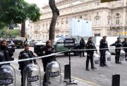 Video: un hombre dejó el bolso sospechoso al lado de un edificio judicial
