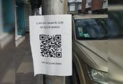 “Me cag…con mi mejor amiga”: el QR que apareció por todo el centro