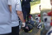 Joven motociclista chocó contra el guardarraíl y sufrió una grave herida