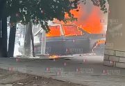 Conmoción en La Banda: el incendio de un automóvil causó caos e investigan las causas que lo provocaron