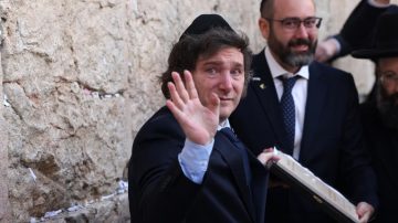 Milei supera el 60% de imagen negativa, pero lidera por un punto la intención de voto