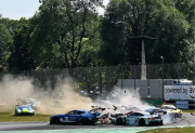 Impactante choque múltiple en Monza: 11 autos involucrados y dos argentinos lograron esquivarlo