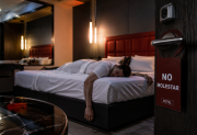 Fue a un motel, se durmió y aseguró que le robaron $100 mil
