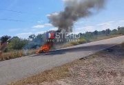 Una mujer viajaba de Monte Quemado a Campo Gallo y se le incendió la moto, fue hospitalizada
