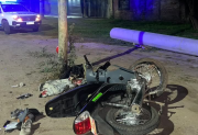 Motociclista se estrelló contra un poste de tendido eléctrico en Avenida Independencia