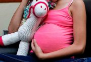 La niña de 12 años, embarazada de 7 meses, quedó a cargo de su abuela; la madre tiene prohibido acercarse