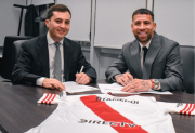 Otamendi firmó contrato y se convirtió en el primer refuerzo de River
