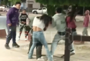 Video: terrible pelea entre hombres y mujeres en plena Plaza Belgrano de La Banda