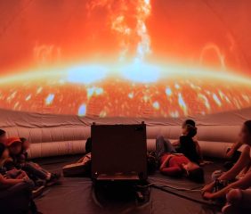 El planetario móvil Gemini llega a La Banda con una propuesta educativa e inmersiva para los chicos