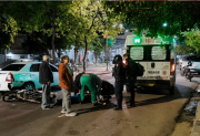 Indignación en la avenida Belgrano: chocó a una motociclista, provocó un accidente en cadena y escapó