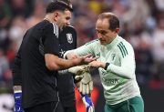 Dibu Martínez sufrió una fractura, pero llegaría al debut en el Mundial