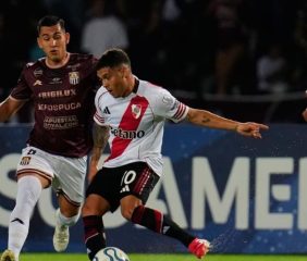 Con todo en contra, River se impuso por 2 a 1 con gol agónico de Salas frente a Carabobo